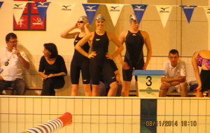 Camille, Emma, Amélie et Marie avant départ du relais 4 * 100 4 n