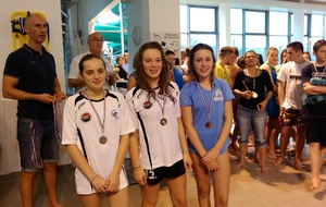 podium 200 brasse minimes : Marie première devant Léa et Camille Botuha (Baud)